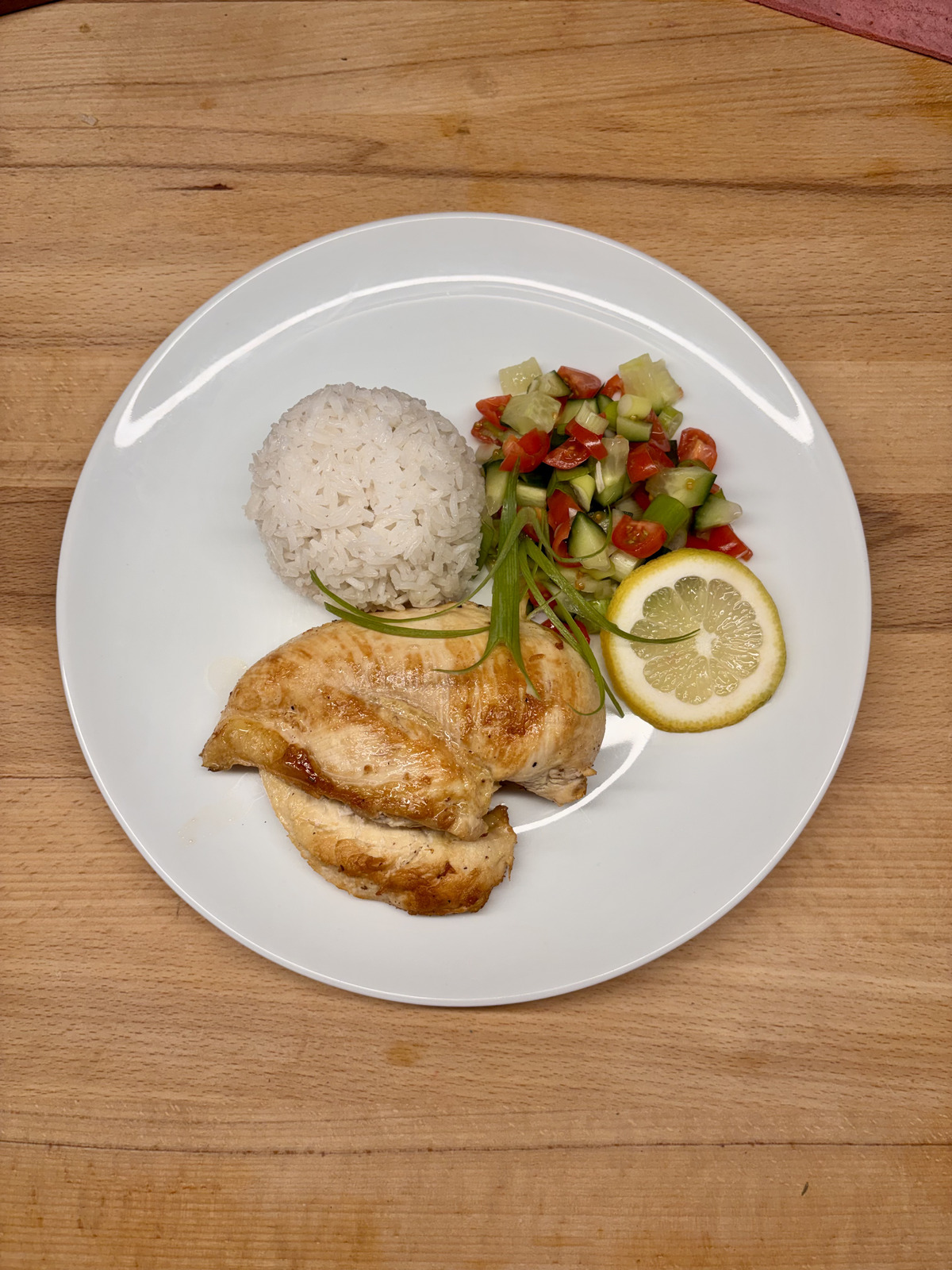 Puten-Steak mit Reis und Gemüsesalat